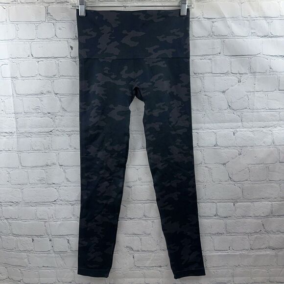 SPANX WOMEN'S SIZE MEDIUM GRAY CAMOUFLAGE PULL ON LEGGINGS PANTS MID-RISE *VGC*. - Picture 2 of 11